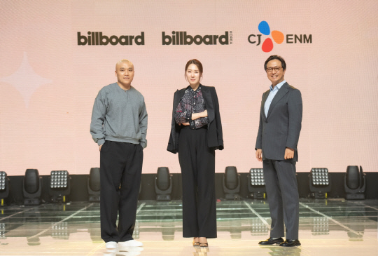 관계자들이 기념사진을 찍고 있다. CJ ENM 제공